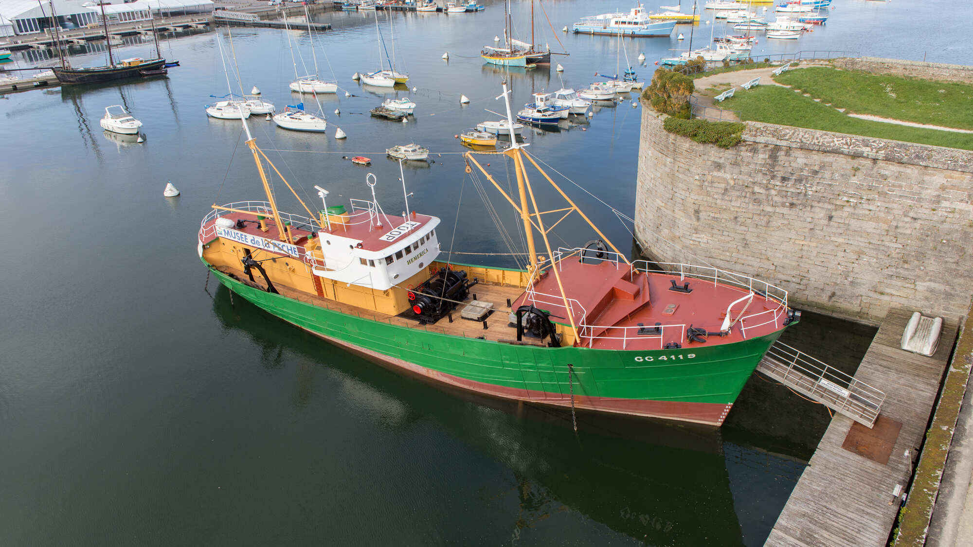 Le chalutier Hemerica amarré devant les remparts, pièce emblématique du Musée de la Pêche Concarneau, avec vue sur le port et ses voiliers.